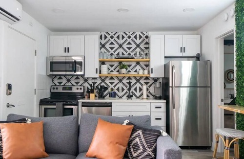 Melrose Condo | Cozy Bohemian Condo with Pool by Barclé