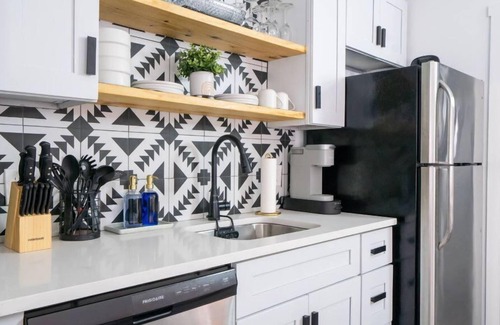 Melrose Condo | Cozy Bohemian Condo with Pool by Barclé