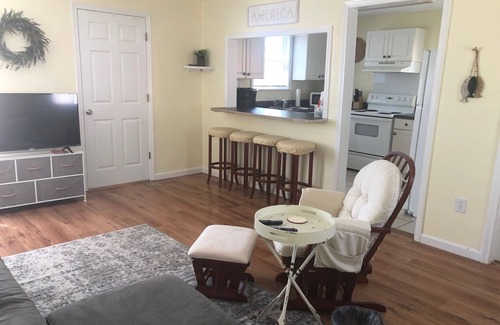 Long Beach Cottage | Cozy Breeze Bungalow-walk to beach, harbor, restaurants, quaint downtown.