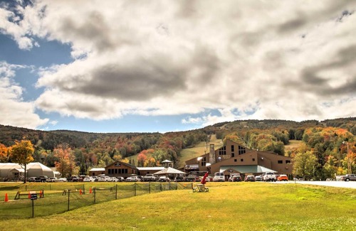 Bretton Woods Apartment | Cozy Bretton Woods Ski-InandSki-Out Condo with Deck!