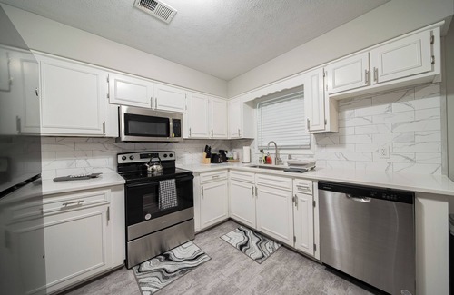 Columbus House | Cozy Brick Ranch Home owned and operated by an Army Soldier!