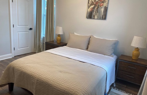 Lauraville House | Cozy, Bright and Spacious townhome in Baltimore. Newly Ren.Close to Univ & Hosp