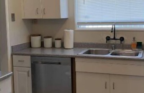 North Hollywood House | Cozy Bright Corner Home: Near Universal Studios