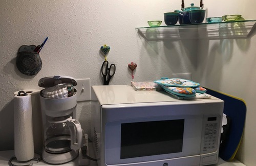 Ocean Isle Beach Apartment | Cozy, bright studio 5 minutes drive to beach