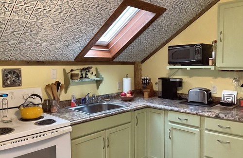 Mount Tremper Apartment | Cozy bright sunny 1-bedroom with quiet AC and WiFi in charming Mount Tremper