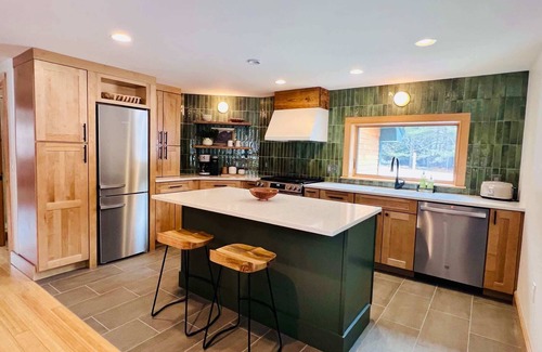Bridgewater Corners Cabin | Cozy Brookside Cabin with Hot Tub | Woodstock VT