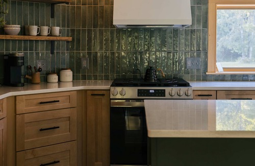 Bridgewater Corners Cabin | Cozy Brookside Cabin with Hot Tub | Woodstock VT