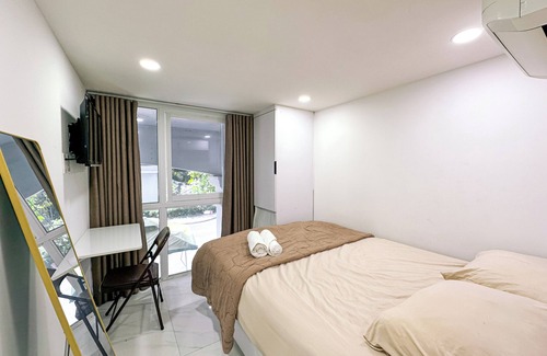 Tan Qui Dong Apartment | Cozy budget room in D7 with chill rooftop