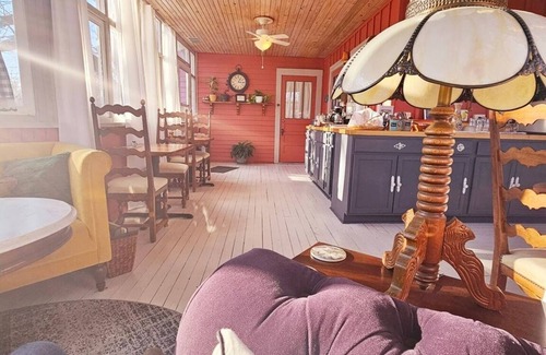 Eureka Springs Historic District Bed & Breakfast | Cozy, Budget-Friendly Eurekan Room in Historical B&B for Solo Travel-The Peddler