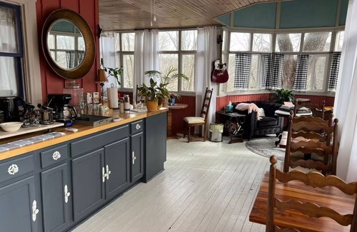 Eureka Springs Historic District Bed & Breakfast | Cozy, Budget-Friendly Eurekan Room in Historical B&B for Solo Travel-The Peddler