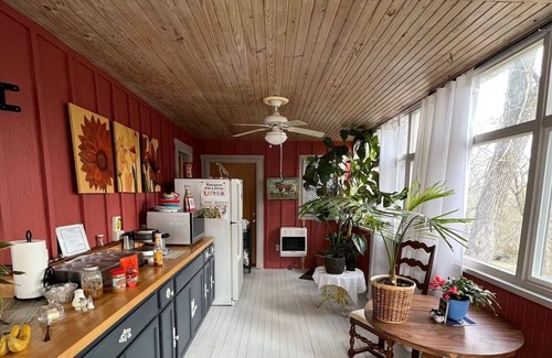 Eureka Springs Historic District Bed & Breakfast | Cozy, Budget-Friendly Eurekan Room in Historical B&B for Solo Travel-The Peddler