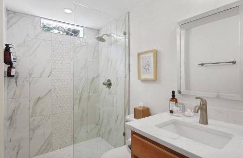Durham House | Cozy Bull Cottage - Duke, Unc, Modern