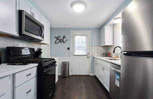 Shawnee House | Cozy Bungalow 3 BR+King Beds Mins to DT KC