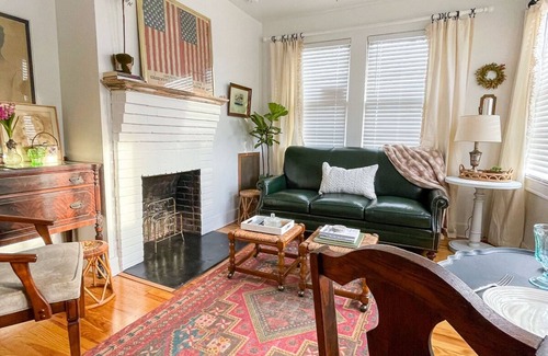 Eau Claire House | Cozy Bungalow 8mins to Main St, Hospitals, Universities, Government