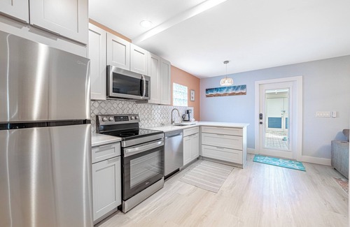 Lake Worth Apartment | Cozy Bungalow Apartment Walking Distance to Shops, Bars and Beach!