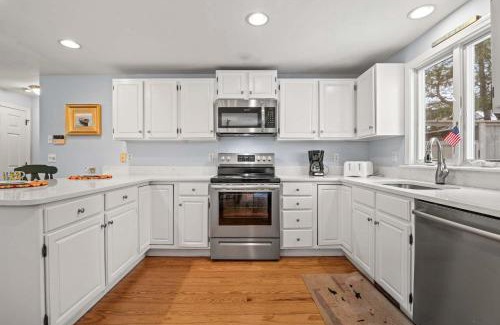 Northwest Harwich House | Cozy Bungalow Close to Downtown