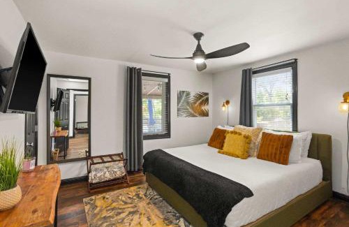 Inglewood House | Cozy Bungalow close to Opry & Downtown Large Deck