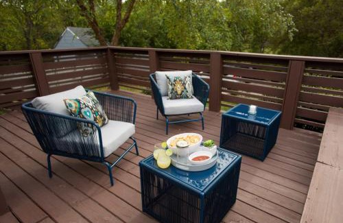 Inglewood House | Cozy Bungalow close to Opry & Downtown Large Deck