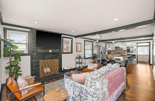 Inglewood House | Cozy Bungalow close to Opry & Downtown Large Deck