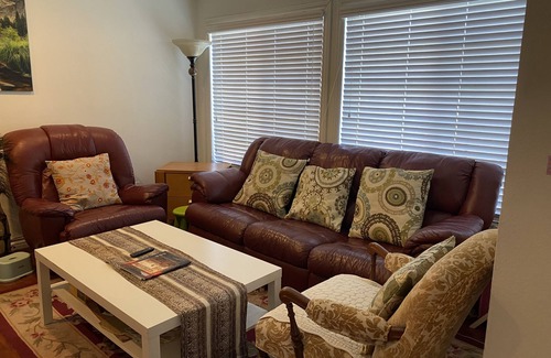 Azusa House | Cozy Bungalow in a Quiet Cul De Sac Neighborhood