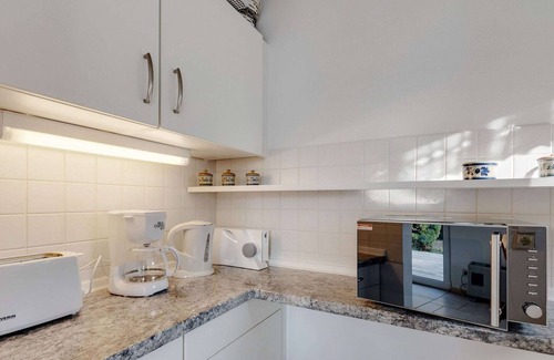 Werder House | Cozy Bungalow in Werder with Garden