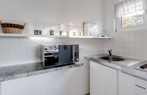 Werder House | Cozy Bungalow in Werder with Garden