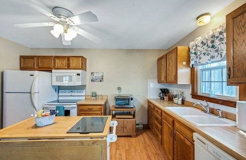 Old Mystic House | Cozy Bungalow Just Minutes From Mystic, Westerly Beaches, Boating And Casinos! 1 Bedroom Bungalow by RedAwning