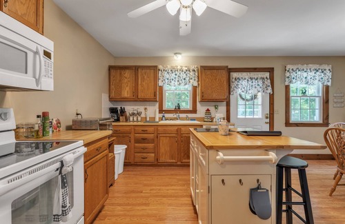 Old Mystic House | Cozy Bungalow Just Minutes From Mystic, Westerly Beaches, Boating And Casinos! 1 Bedroom Bungalow by RedAwning