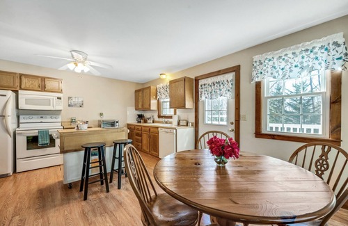 Old Mystic House | Cozy Bungalow Just Minutes From Mystic, Westerly Beaches, Boating And Casinos! 1 Bedroom Bungalow by RedAwning