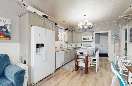 San Jacinto House | Cozy bungalow near beach with free WiFi, full kitchen, & washer/dryer