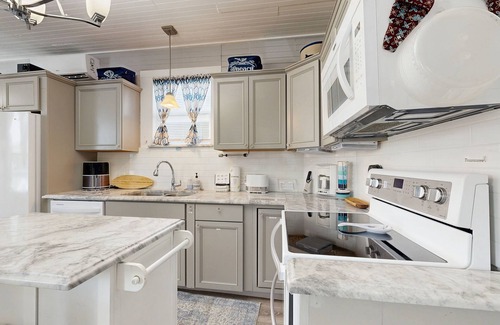 San Jacinto House | Cozy bungalow near beach with free WiFi, full kitchen, & washer/dryer