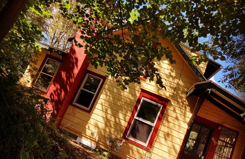 Ithaca House | Cozy Bungalow