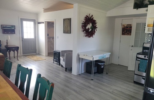Carroll County Cabin | Cozy Cabin 1 bedroom cabin in Green Forest with WiFi and AC