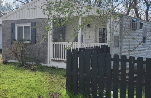 Carroll County Cabin | Cozy Cabin 1 bedroom cabin in Green Forest with WiFi and AC