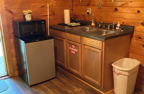 Saint Helens Cabin | Cozy cabin #1, in charming Beattyville with AC