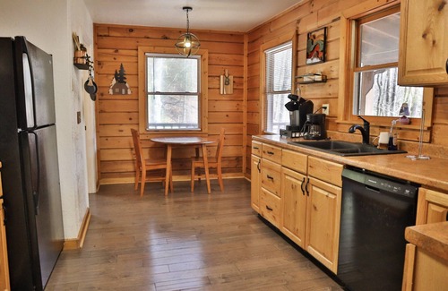 Cherokee Cabin | Cozy cabin 10 minutes to Harrah's Cherokee!