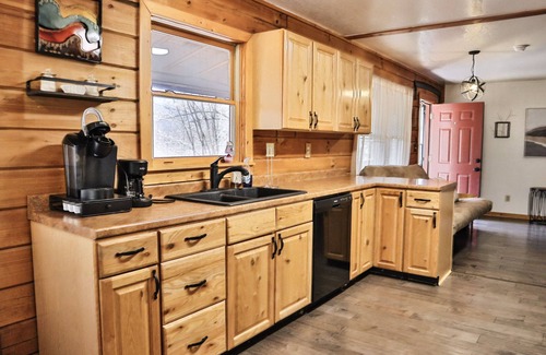 Cherokee Cabin | Cozy cabin 10 minutes to Harrah's Cherokee!