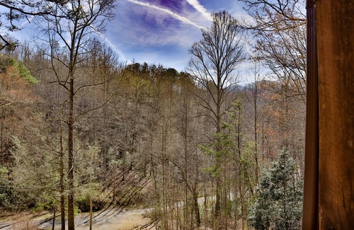 Cherokee Cabin | Cozy cabin 10 minutes to Harrah's Cherokee!