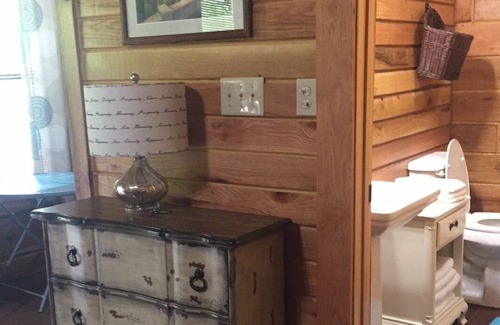 Tulsa Cabin | Cozy Cabin 11