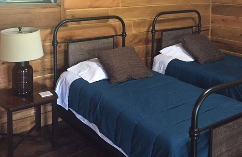 Tulsa Cabin | Cozy Cabin 11