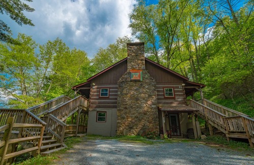 Blowing Rock Apartment | Cozy Cabin #19 - Sleeps 4 - Full kitchen + fireplace - between Boone & Blowing Rock NC