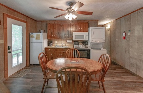 Blowing Rock Apartment | Cozy Cabin #3 - Sleeps 4 - Full kitchen + fireplace - between Boone & Blowing Rock NC