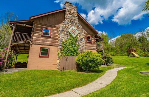 Blowing Rock Apartment | Cozy Cabin #3 - Sleeps 4 - Full kitchen + fireplace - between Boone & Blowing Rock NC