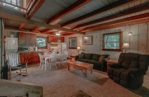 Blowing Rock Apartment | Cozy Cabin #42 - Sleeps 6 - Full kitchen + fireplace - between Boone & Blowing Rock NC