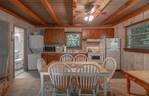 Blowing Rock Apartment | Cozy Cabin #42 - Sleeps 6 - Full kitchen + fireplace - between Boone & Blowing Rock NC