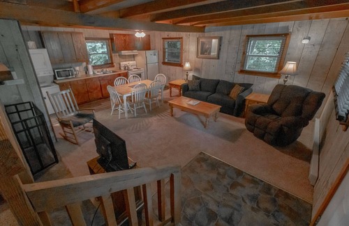 Blowing Rock Apartment | Cozy Cabin #42 - Sleeps 6 - Full kitchen + fireplace - between Boone & Blowing Rock NC