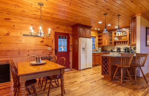 Vilas Cabin | Cozy Cabin - Adorable log cabin near Valle Crucis with picnic table, firepit, & seasonal views!