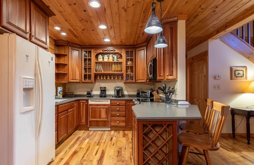Vilas Cabin | Cozy Cabin - Adorable log cabin near Valle Crucis with picnic table, firepit, & seasonal views!