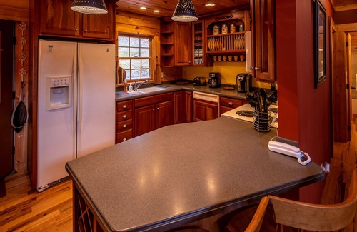 Vilas Cabin | Cozy Cabin - Adorable log cabin near Valle Crucis with picnic table, firepit, & seasonal views!