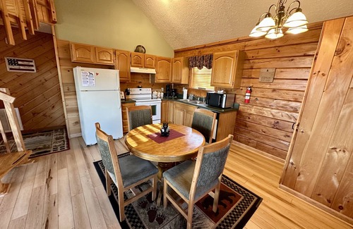 Sevierville Cabin | Cozy Cabin, Amazing Views, HotTub near Pigeon Forge🎡& Gatlinburg⛰️